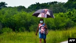 Una mujer se protege del contagio de coronavirus en Cuba.