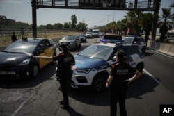 La policía catalana cen un puesto de control en las afueras de Barcelona, España, jueves 8 de agosto de 2024 en busca del expresidente catalán y líder independentista Carles Puigdemont (AP Photo/Emilio Morenatti)