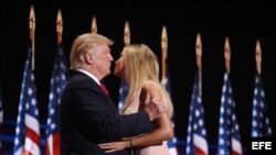 Donald Trump (i) saluda a su hija, Ivanka.