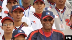 Rod Carew (d), ex beisbolista panameño siete veces campeón bate y Salón de la Fama de las Grandes Ligas.