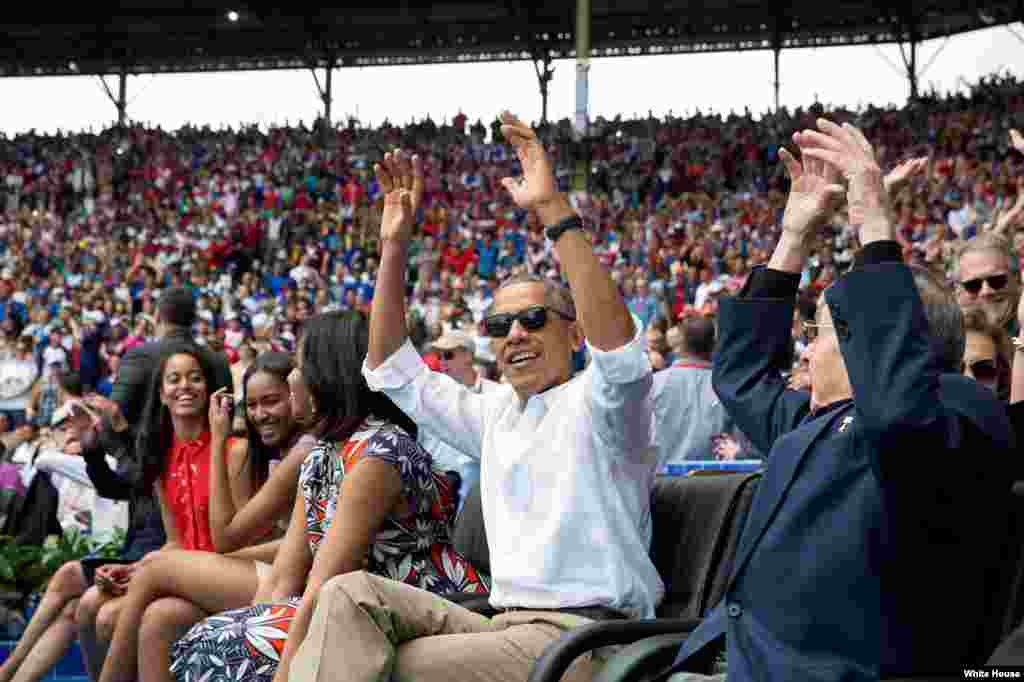 Otro momento del juego de béisbol presenciado por Obama y Raúl Castro en el Latinoamericano.