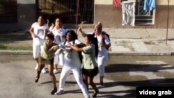 Damas de Blanco reprimidas ante la sede de la organización en Lawton en La Habana.