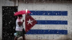 Una mujer que usa una máscara para frenar la propagación del nuevo coronavirus camina por una calle de La Habana. (YAMIL LAGE / AFP)