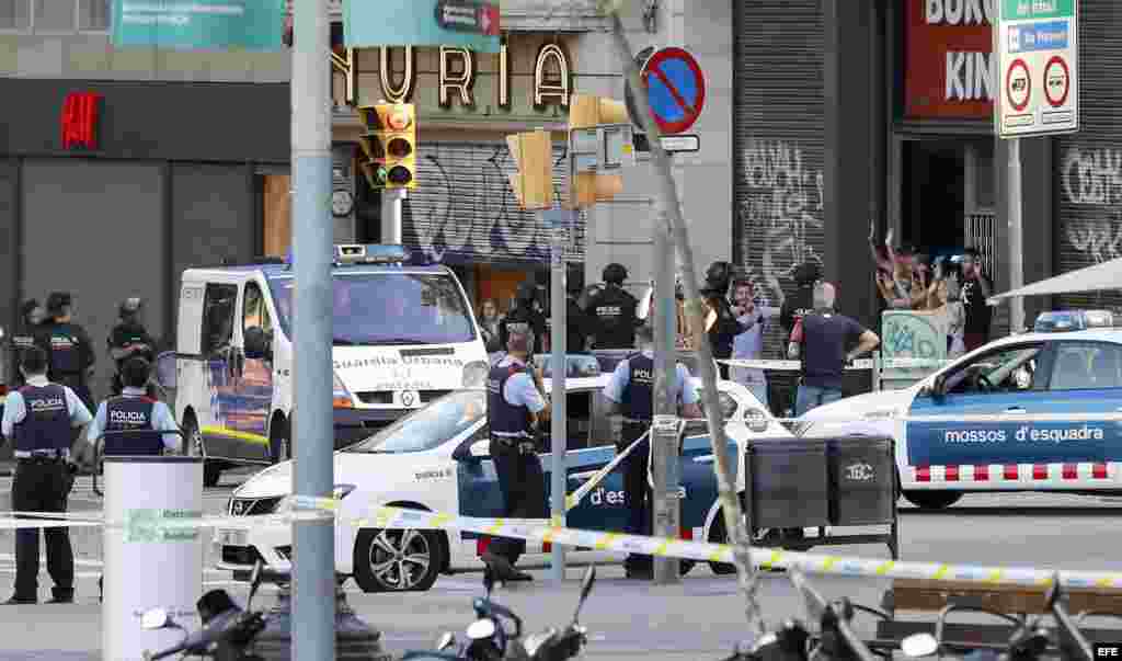 Despliegue policial en el lugar del atentado ocurrido hoy en las Ramblas de Barcelona, un atropello masivo en el que una furgoneta ha arrollado a varios peatones que paseaban por la zona.