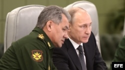 El ministro de Defensa ruso, Sergei Shoigu, junto al presidente Vladimir Putin, durante una visita al Centro de Control de la Defensa Nacional en Moscú en abril de 2015.