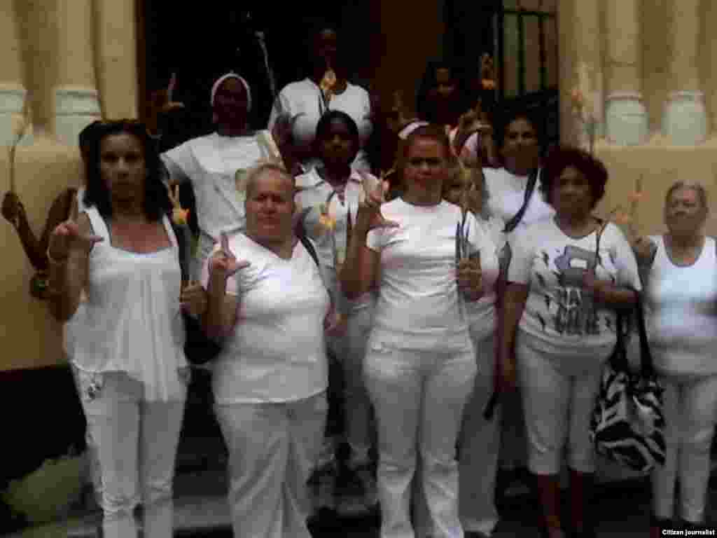 Damas de Blanco Centro Habana Domingo 17 abril al salir de la Iglesia de la Caridad en Centro Habana Foto Steve M Pardo