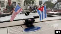 El capitolio cubano desde el interior de un auto clásico