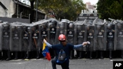 Uniformados bloquearon el paso de una marcha opositora en Caracas, Venezuela, el 10 de marzo del 2020, que pretendía llegar a la sede de la Asamblea Nacional.