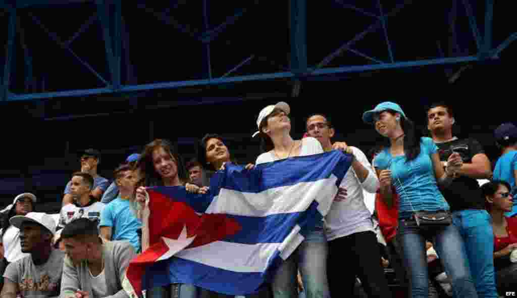 Aficionados con una bandera cubana en el estadio Latinoamericano.