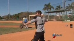 Entrenador cubano llega a Miami y lanza prospecto hacia el béisbol profesional