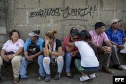 Familiares de jóvenes arrestados en las manifestaciones demandan justicia.