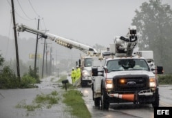 Electricistas reparan los tendidos dañados por Florence en Carolina del Sur.