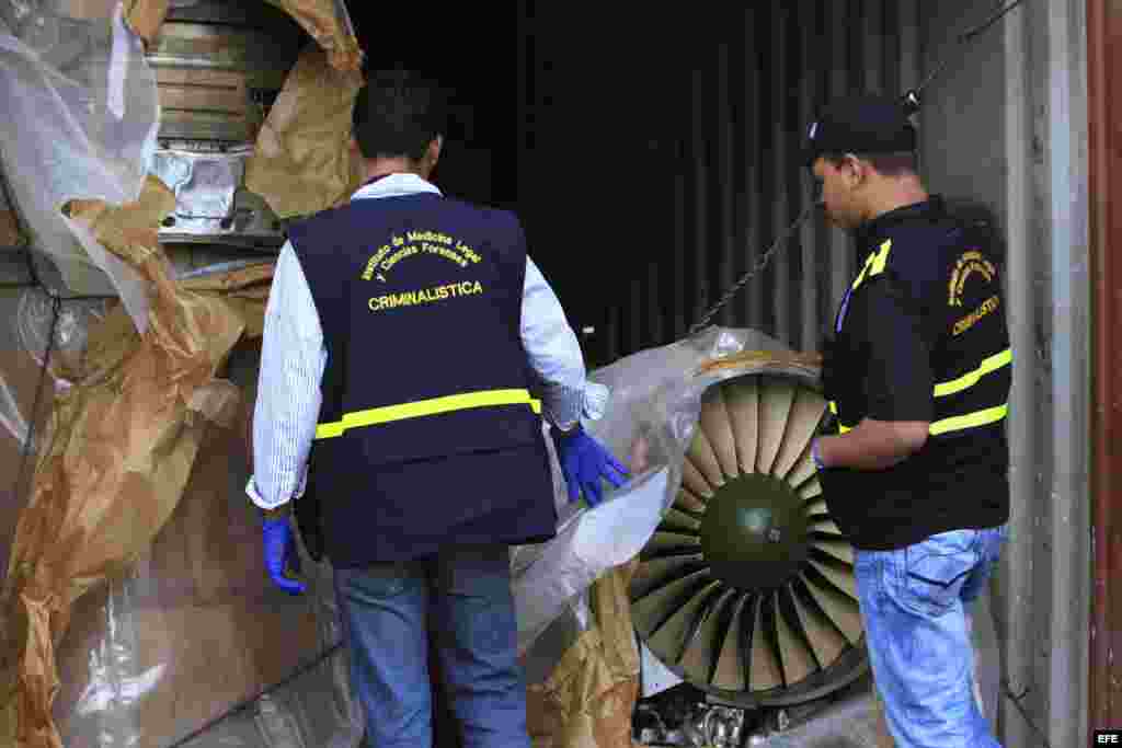 Autoridades panameñas presentan un grupo de contenedores con piezas de aviones hoy, martes 30 de julio de 2013, en el puerto de Manzanillo, en la caribeña ciudad de Colón, procedentes del barco de bandera norcoreana "Chong Chon Gang", donde se hallaron eq