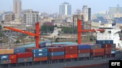 ARCHIVO. Un barco cargado de contenedores entra en la bahía de La Habana.