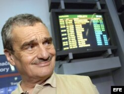 Archivo - El senador checo Karel Schwarzenberg a su llegada al aeropuerto de Praga luego de llegar de un vuelo desde Cuba donde fue deportado.