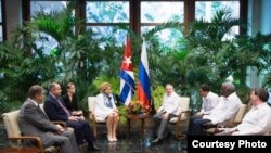 Valentina Matvienko en reunión con Raúl Castro en La Habana.