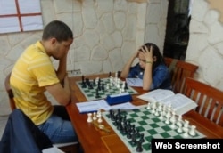 Thalía Cervantes juega con Antonio Sevila, en la Academia Arencibia de La Habana.