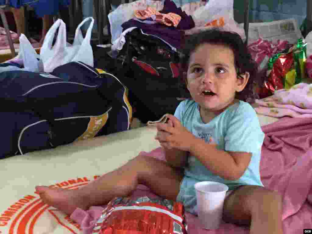 Niños cubanos juegan en una escuela que da albergue a familias de migrantes de la isla varados en la frontera de Costa Rica con Nicaragua. Fotos: Claudio Castillo, Martí Noticias.