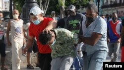 Policías vestidos de civil detienen a un manifestante en La Habana, el 11 de julio de 2021. (REUTERS/Stringer)