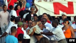 Daniel Llorente es detenido cuando desfila con bandera de EEUU por la Plaza José Martí