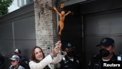 Una manifestante exige libertad religiosa en Nicaragua, frente a la Embajada de Nicaragua en Ciudad de México, el 16 de agosto de 2022. (Reuters/Edgard Garrido).