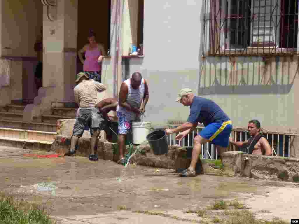 Aguas contaminadas en ocaciones indundan viviendas.