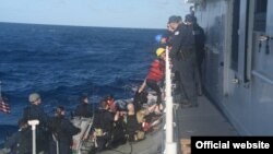 El equipo del buque de la Guardia Costera Charles Sexton lleva a bordo a 26 inmigrantes que fueron capturados a unas 50 millas de la costa de Long Key el martes 12 de marzo de 2019. (Foto de la Guardia Costera de EEUU)