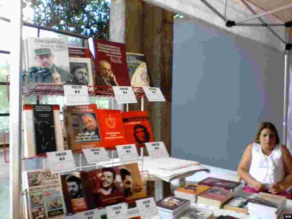 Venta de libros de Fidel Castro en el Pabellón Cuba y en moneda nacional. 