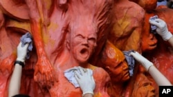 El monumento en Hong Kong dedicado a las víctimas de la masacre en la plaza Tiananmén. (AP Photo/Kin Cheung).