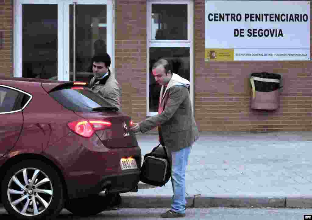 El dirigente de Nuevas Generaciones Ángel Carromero (d) a su salida esta tarde de la Prisión de Segovia tras la obtención del tercer grado o régimen abierto que le ha concedido hoy Instituciones Penitenciarias. EFE/Valentín Gonzalo