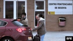 El dirigente de Nuevas Generaciones Ángel Carromero (d) a su salida esta tarde de la Prisión de Segovia tras la obtención del tercer grado o régimen abierto que le ha concedido hoy Instituciones Penitenciarias. EFE/Valentín Gonzalo