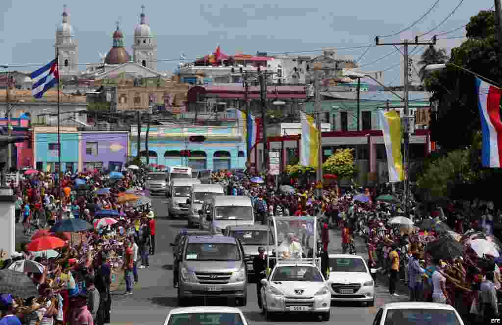 El papa Francisco viaja en papamóvil hacia el aeropuerto aeropuerto Antonio Maceo .