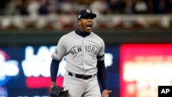 El cubano Aroldis Chapman, relevista de los Yanquis de Nueva York, festeja tras la barrida sobre los Mellizos de Minnesota en la Serie Divisional de la Liga Americana, el 7 de octubre de 2019 (AP Foto/Jim Mone)