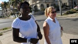 Berta Soler (i) y Laura Pollán (d), integrantes de las Damas de Blanco