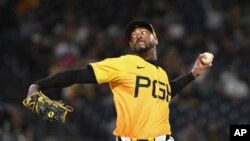 El lanzador de los Piratas de Pittsburgh, Aroldis Chapman, en el juego contra los Rojos de Cincinnati, el viernes 23 de agosto de 2024, en Pittsburgh. (Foto AP/Barry Reeger)