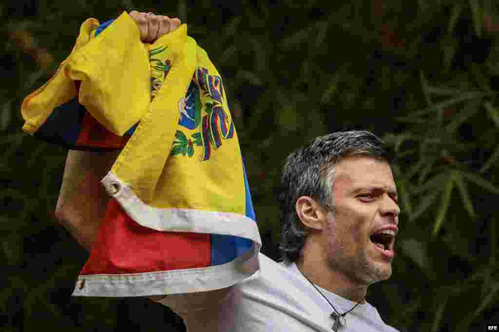 El opositor venezolano Leopoldo López saluda a seguidores hoy, sábado 8 de julio de 2017, en la entrada de su casa en Caracas (Venezuela). Leopoldo López saludó hoy desde dentro de su residencia en Caracas a la que llegó esta madrugada tras recibir una me