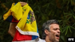 El opositor venezolano Leopoldo López saluda a seguidores tras su salida de la cárcel de Ramo Verde, el pasado 8 de julio.