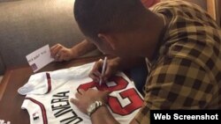 Héctor Olivera cuando firmaba el contrato con los Bravos de Atlanta.