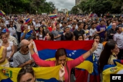 Cientos de personas participan en una manifestación contra Maduro este 1 de mayo en Caracas.