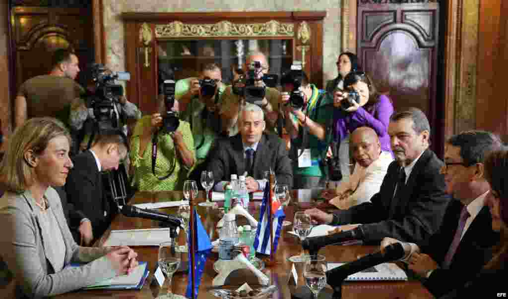 La Alta Representante de la UE en Política Exterior, Federica Mogherini (i), se reúne con el ministro cubano de Relaciones Exteriores, Bruno Rodríguez (d), en La Habana (11 de marzo, 2016).