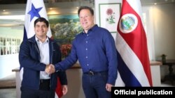 El presidente de Costa Rica, Carlos Alvarado Quesada y su homólogo de Panamá Juan Carlos Varela Rodríguez, en la localidad fronteriza de Boquete, provincia panameña de Chiriquí.