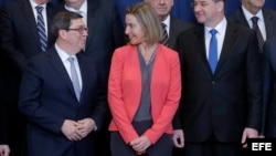 El canciller cubano Bruno Rodríguez y la jefa de la diplomacia europea, Federica Mogherini, tras luna reunión sobre el acuerdo de diálogo y cooperación UE-Cuba en Bruselas. (Archivo)