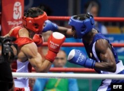 Emilio Correa, (d), en acción frente a Elshod Rasulov de Uzbekistán.