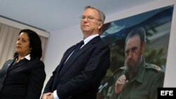 El presidente Ejecutivo de Google, Eric Schmidt (d), y la presidenta de la Empresa Estatal de Telecomunicaciones de Cuba (Etecsa), Mayra Arevich Marín (i), el 12 de diciembre de 2016, tras firmar acuerdo.