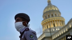 Un oficial de policía custodia las calles cercanas al Capitolio durante el toque de queda en La Habana. (AP/Ramon Espinosa)