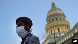 Foto Archivo un oficial de policía custodia las calles cercanas al Capitolio en La Habana. (AP/Ramon Espinosa)