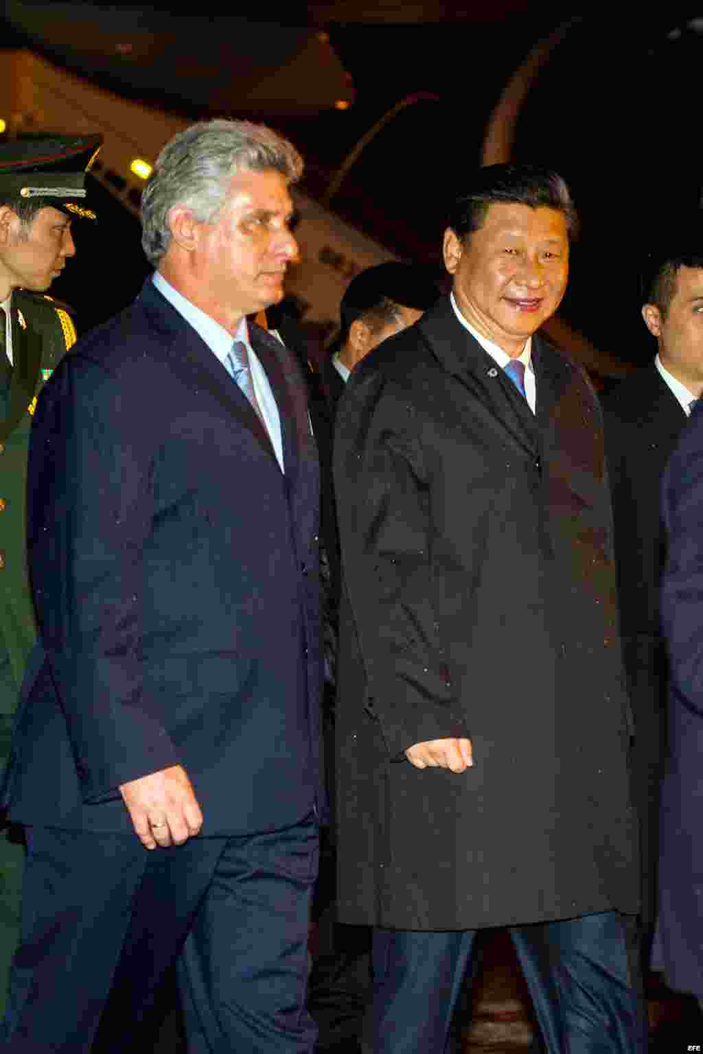 Xi Jinping (d), a su llegada al aeropuerto José Martí de La Habana (Cuba)