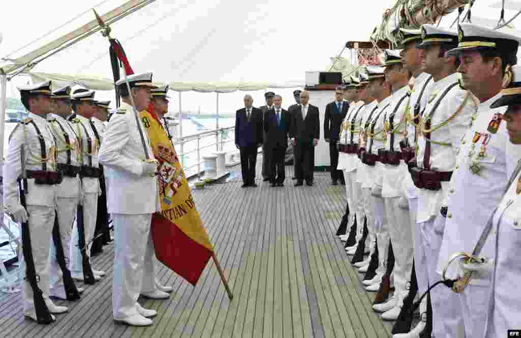 El ministro de Asuntos Exteriores en funciones de España, José Manuel García-Margallo (c), realiza el juramento de bandera, en el buque escuela de la Armada española "Juan Sebastián Elcano".