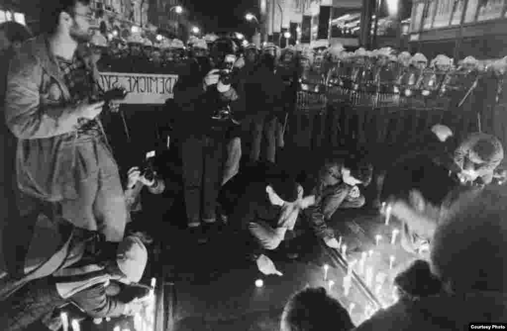 Jóvenes manifestantes ante el cordón policial en Praga. 