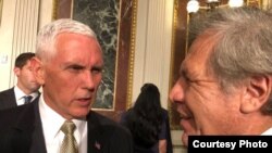 El vicepresidente Mike Pence y Luis Almagro, secretario general de la OEA.